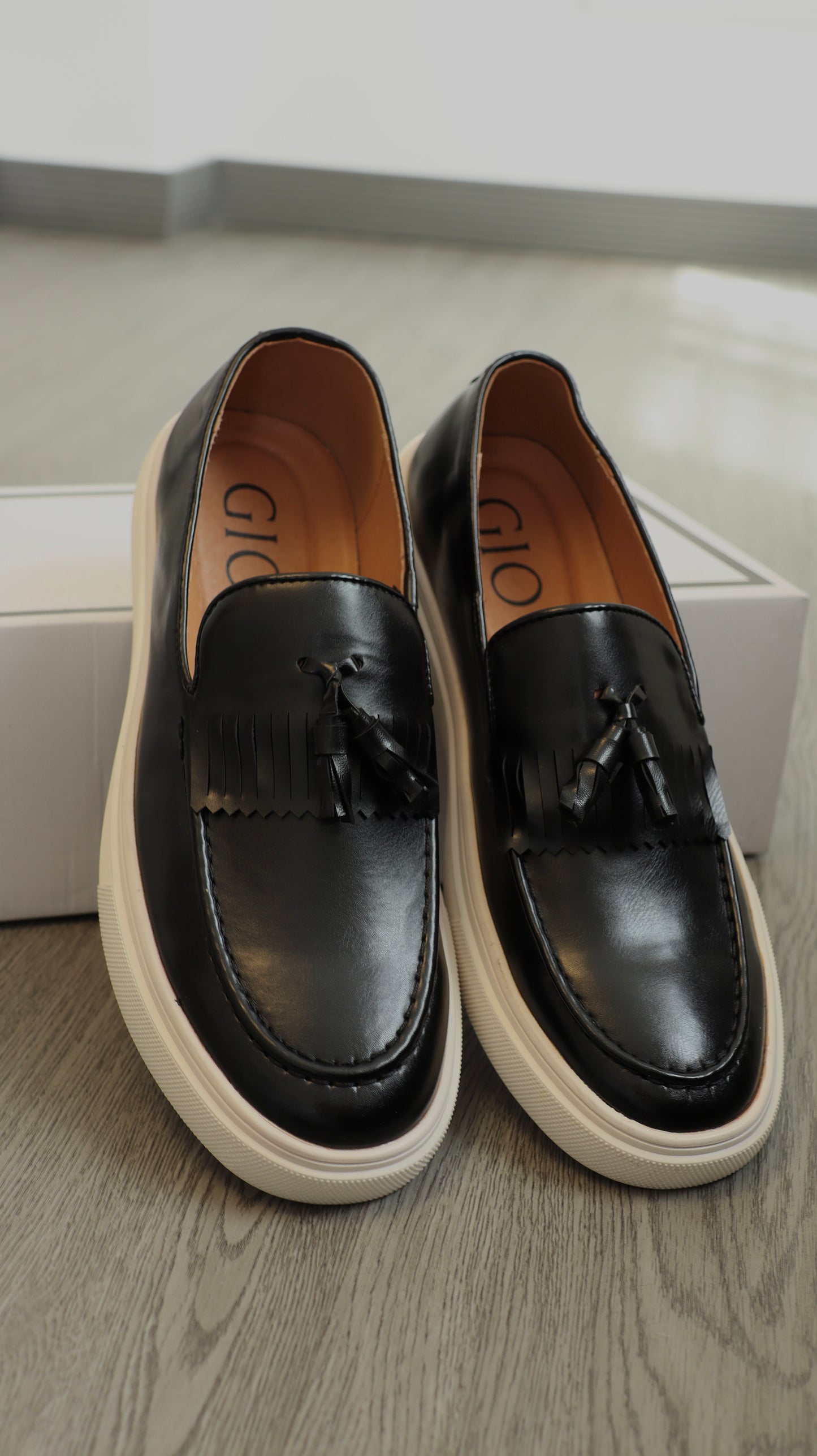 Zapato Midnight Tassel Crest Sneakers