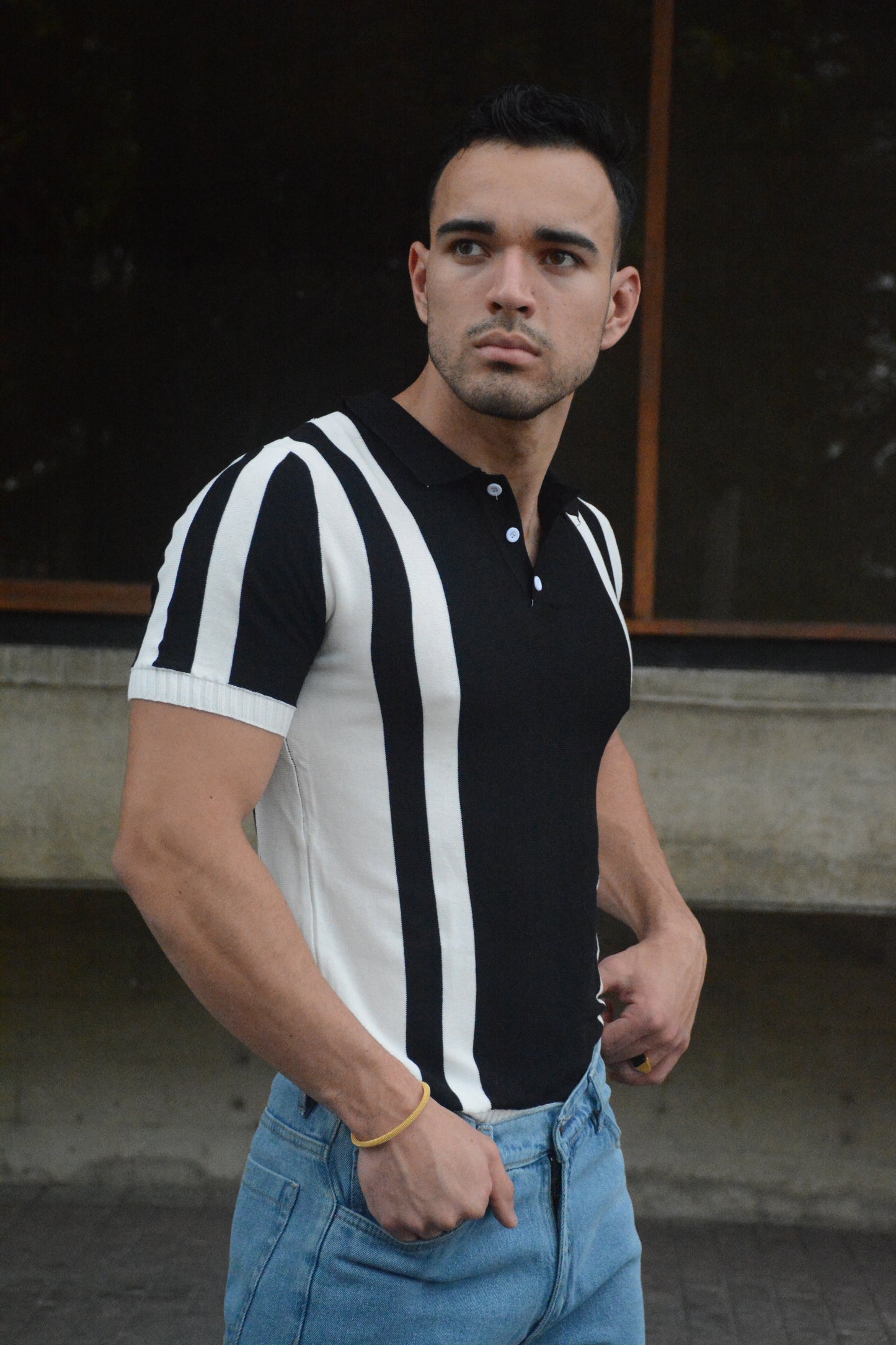 Polo “Noir Stripes Buttoned” – Negro & Blanco