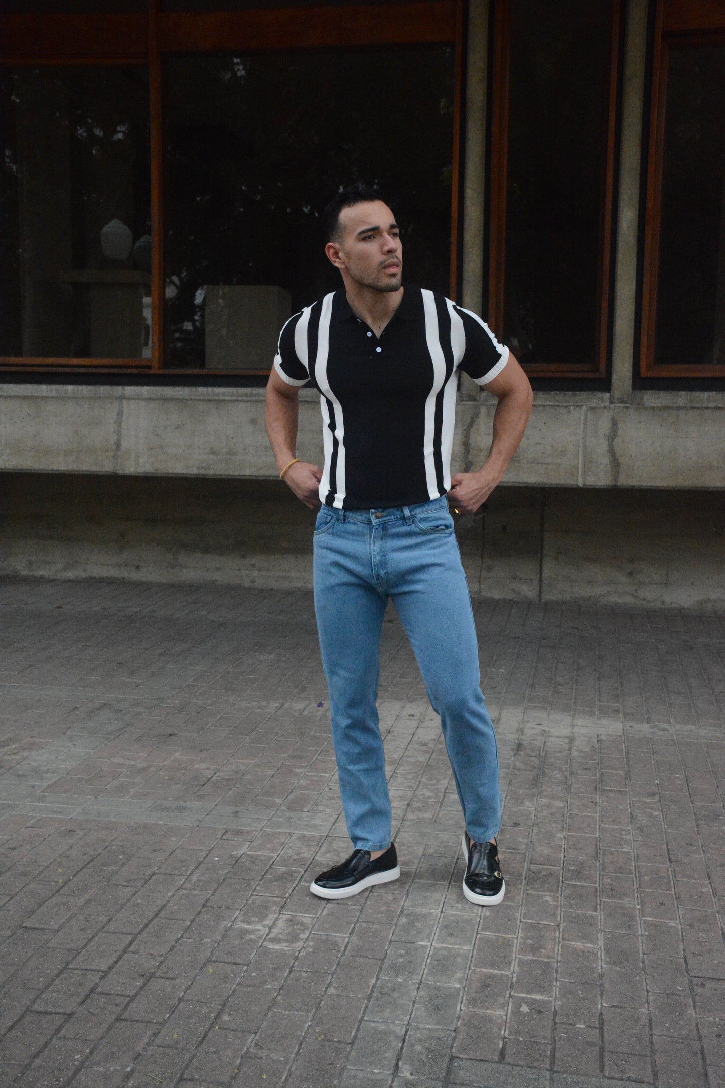 Polo “Noir Stripes Buttoned” – Negro & Blanco