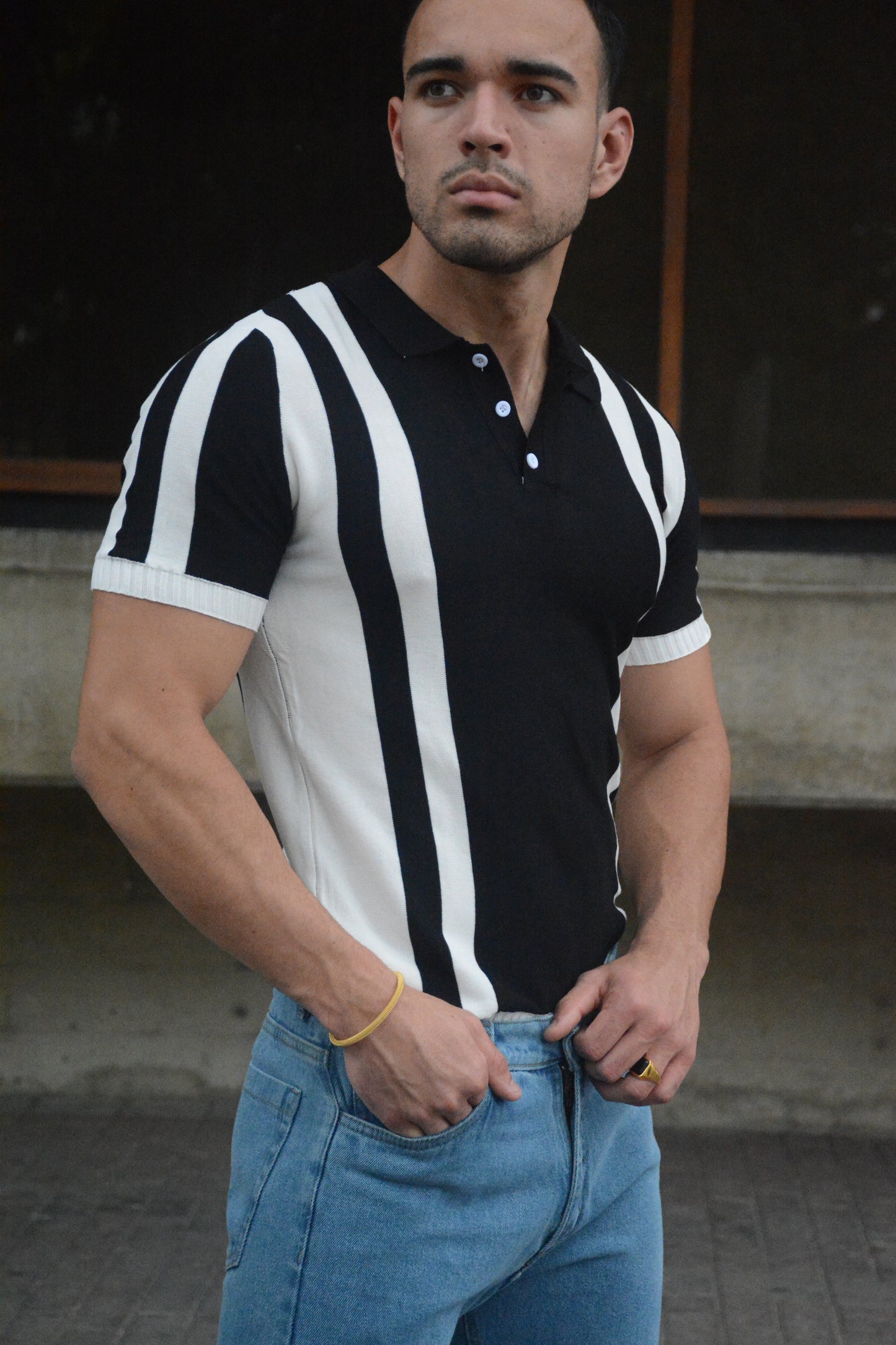 Polo “Noir Stripes Buttoned” – Negro & Blanco