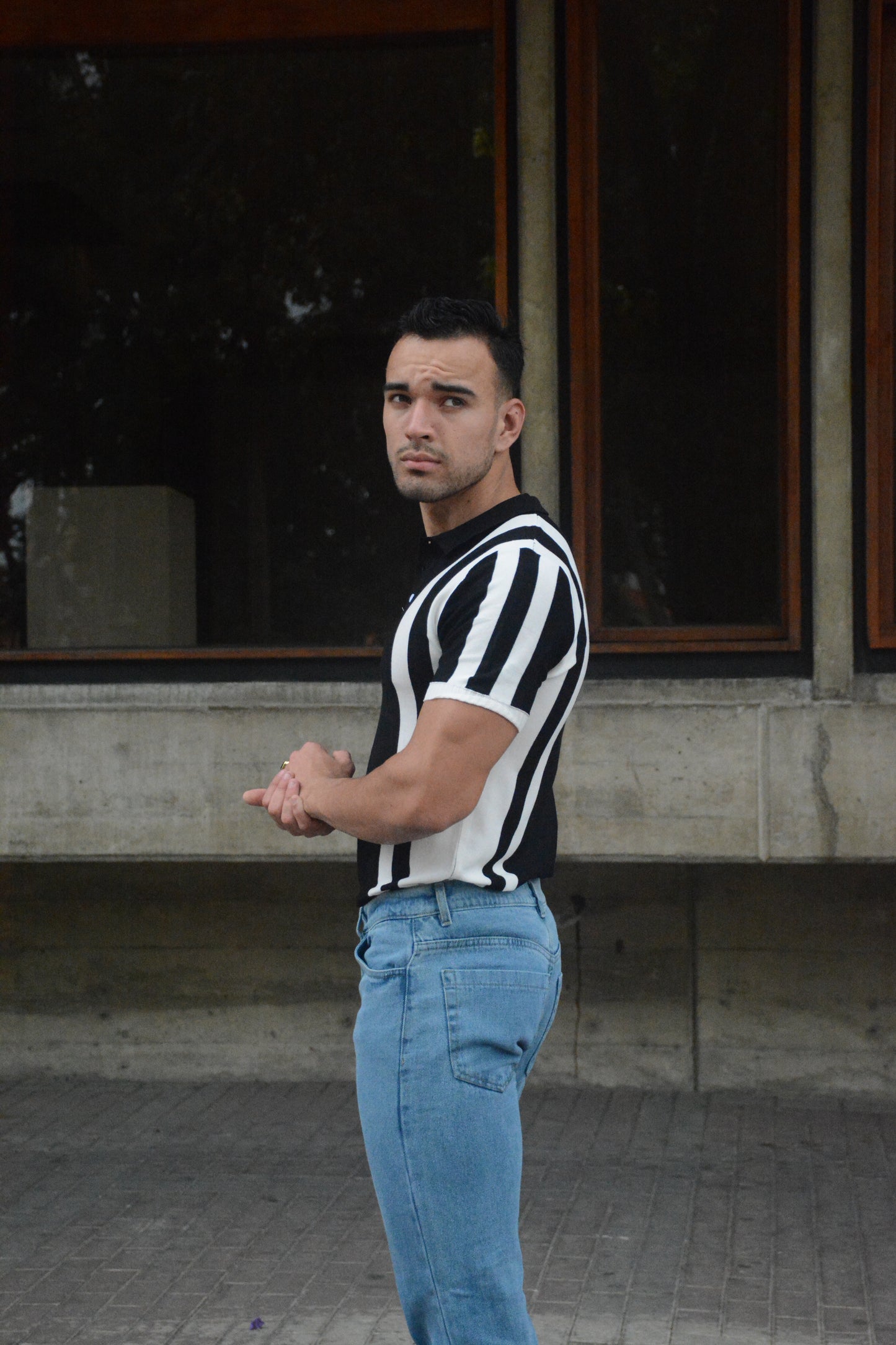 Polo “Noir Stripes Buttoned” – Negro & Blanco